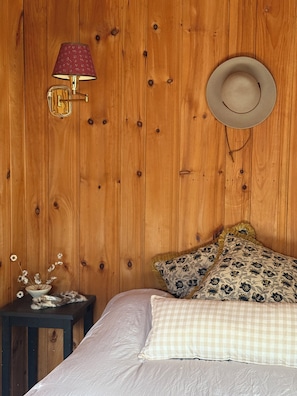 4 bedrooms, iron/ironing board, free WiFi, bed sheets - Charming Maine cabin in Bridgton Highland Lake (Bridgton)