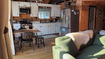 TV connectée, cheminée, livres