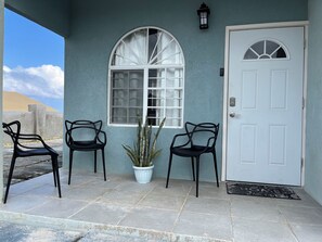 Exterior detail - Charming 2-bedroom house with WiFi, AC in delightful Discovery Bay (Discovery Bay)