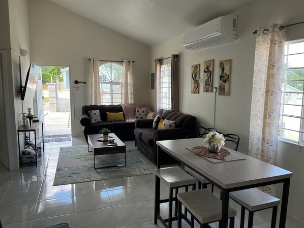 Smart TV - Charming 2-bedroom house with WiFi, AC in delightful Discovery Bay (Discovery Bay)