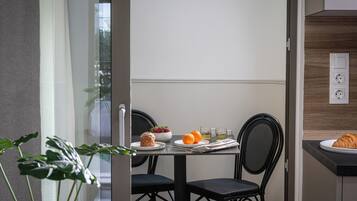 Hypo-allergenic bedding, minibar, in-room safe, desk