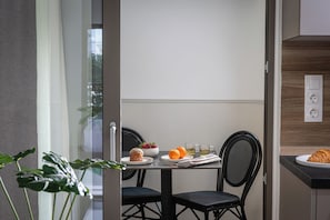 Literie hypoallergénique, minibar, coffres-forts dans les chambres