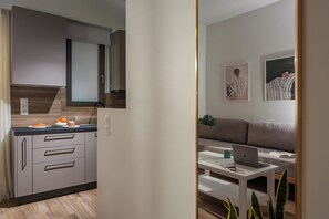 Apartamento luxo, sacada, vista para a cidade | Roupas de cama antialérgicas, frigobar, cofres nos quartos, escrivaninha