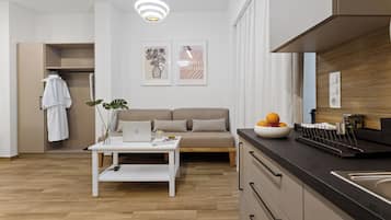 Een mini-koelkast, een waterkoker