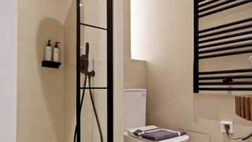 Kamar Double Ekonomi | Kamar mandi | Shower, perlengkapan kamar mandi ramah lingkungan, dan pengering rambut