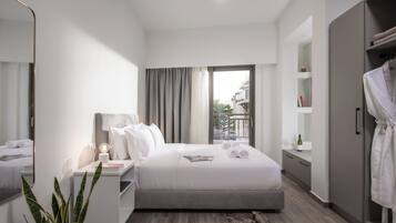 1 kamar tidur, seprai antialergi, minibar, dan brankas