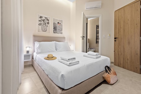 Economy Double Room | Hypo-allergenic bedding, minibar, in-room safe, desk