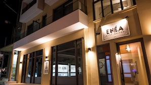 Ein Gebäude mit einem Schild, auf dem "ENÉA" steht.