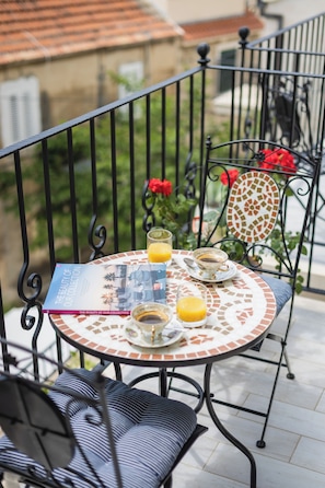 Outdoor dining - Casa Columba - 4 Star Design Boutique Hotel - Christopher Columbus Luxury Room (Makarska)