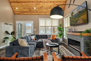 Smart-TV, Kamin, Videospiele, Tischfußball