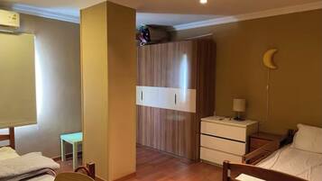 3 habitaciones, tabla de planchar con plancha y ropa de cama