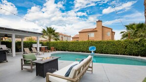 A backyard with a swimming pool, outdoor furniture, and a pergola. - Desert Scarif Private Pool Hot Tub Putting Green Near Coachella Festivals (Indio)
