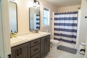 Shower, towels, soap, shampoo - The Irish Hill Estate - Green Bay, WI (Suamico)
