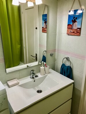 Shower, hair dryer, towels - Casa Oskar – Bouganville Residence (Costa de Antigua)