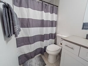 Asciugacapelli, asciugamani, sapone, shampoo