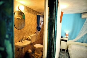 Sèche-cheveux, serviettes fournies, savon, papier toilette