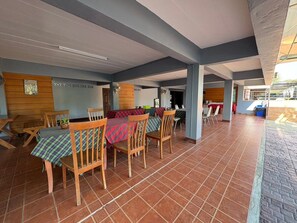 تلفزيون بحجم 24-بوصة يعرض قنوات فضائية