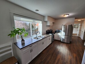 Frigorifero, microonde, forno, piano cottura