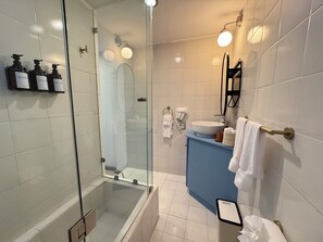 Haartrockner, Handtücher, Shampoo