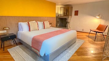 1 bedroom, desk, travel cot, bed sheets