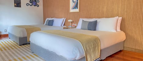 1 soverom, skrivebord, reiseseng for barn og sengetøy