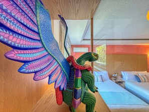 1 Schlafzimmer, Schreibtisch, Reisekinderbett, Bettwäsche