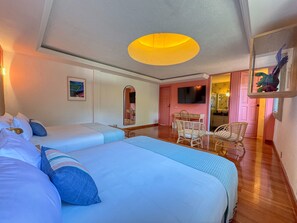 1 habitación, escritorio, cuna de viaje y ropa de cama 