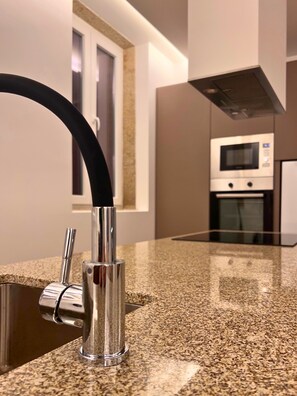 Kjøleskap, mikrobølgeovn, ovn og kokeplater