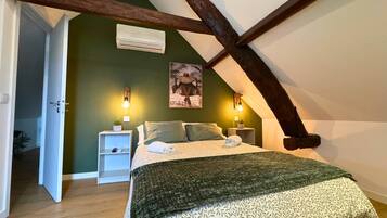 2 bedrooms, iron/ironing board, internet, bed sheets