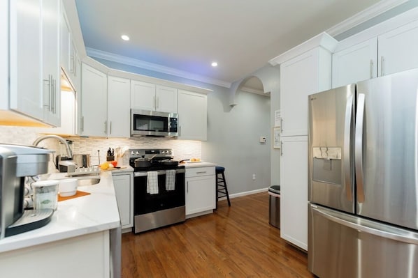 Refrigerador, microondas, horno, placa de cocina