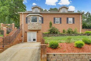 Exterior - National Harbor  Hideaway - Oasis /Jacuzzi w/ 4-bedroom/3-Bath  
Fort Washington (Fort Washington)