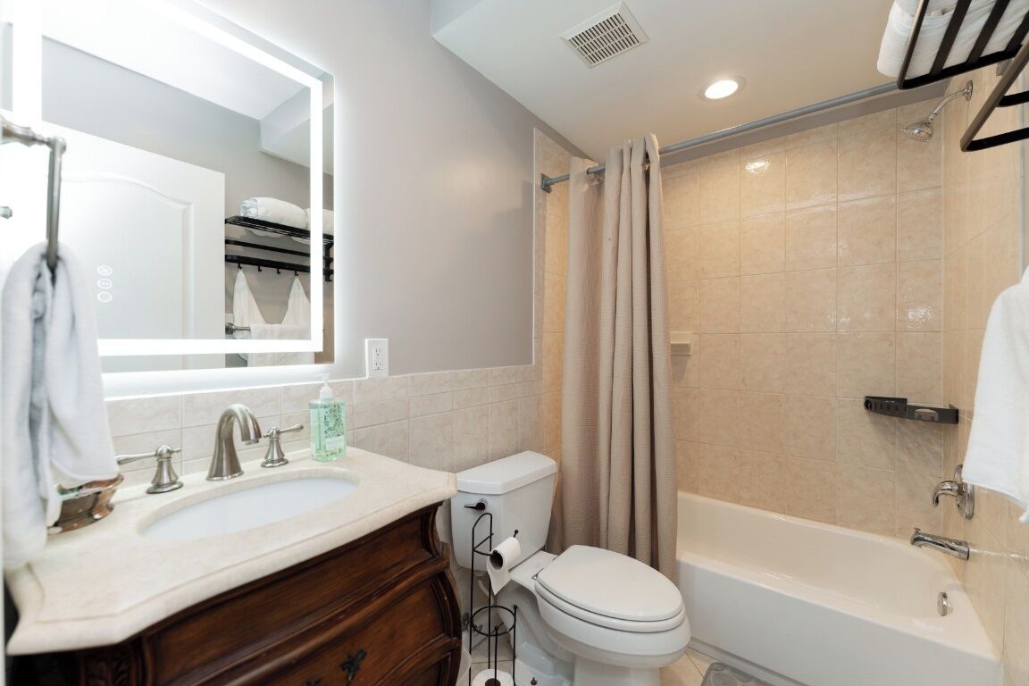 Ein modernes Badezimmer mit Waschbecken, Toilette und Badewanne.