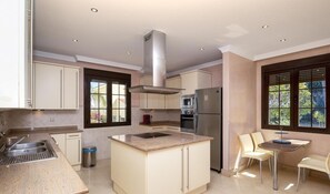 Frigorifero, microonde, forno, lavastoviglie