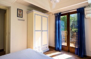 2 bedrooms, in-room safe, iron/ironing board, free WiFi