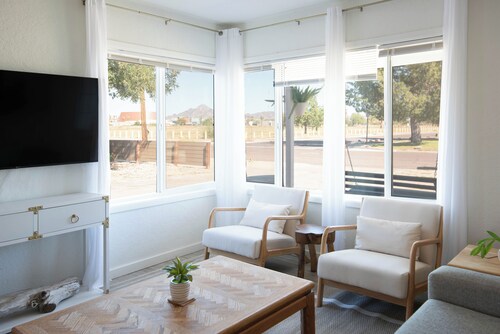 Charming 2-bedroom bungalow with WiFi, AC in peaceful Phoenix