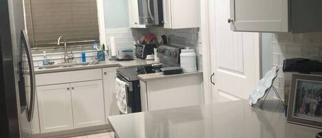 Een koelkast, een magnetron, een oven, een kookplaat