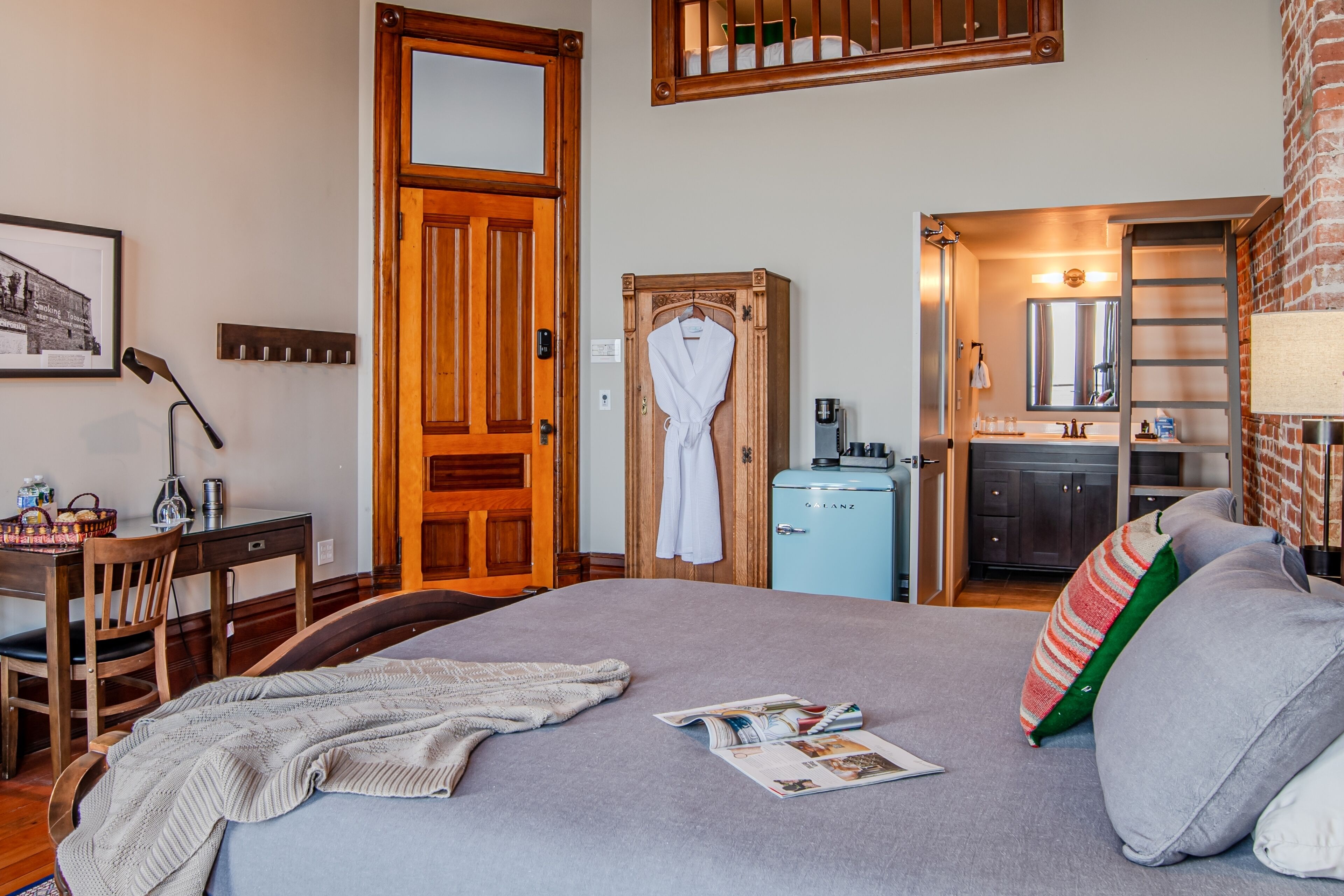 Strygejern/strygebræt, internetforbindelse, sengetøj