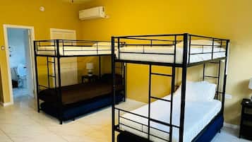 1 habitación, tabla de planchar con plancha, wifi y ropa de cama
