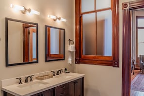 Hårføner og håndklær