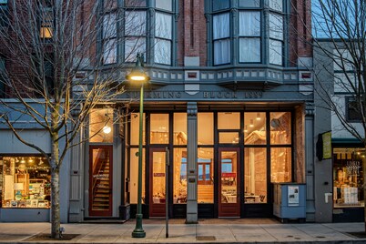 Historic Town View Room with bay window overlooking Water Street