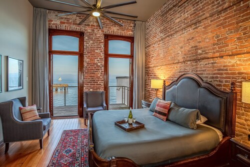 Historic Waterfront Hotel in downtown Port Townsend