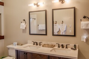Hair dryer, towels - Historic Waterfront Hotel in downtown Port Townsend (Port Townsend)