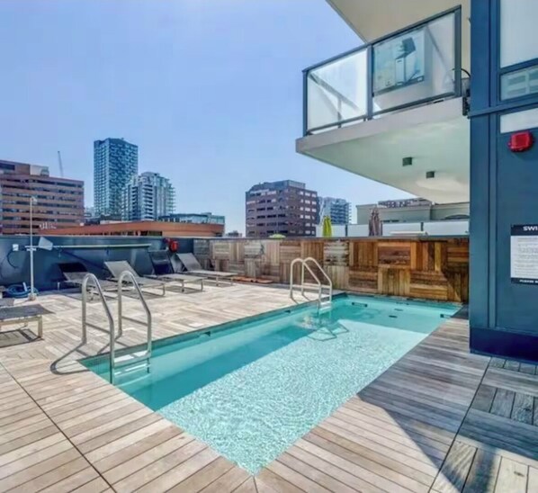 Outdoor pool - *Cozy Condo/King Bed/Pool/Gym/CityViews/Walkscore 91 (Calgary)