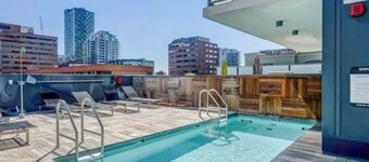 *Cozy Condo/King Bed/Pool/Gym/CityViews/Walkscore 91