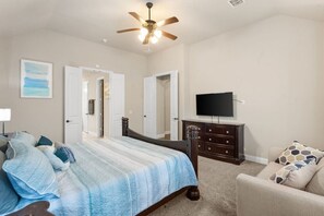 5 bedrooms, desk, iron/ironing board, travel cot - New to Vrbo - Family Escape w/Basketball,Ping-Pong,MediaRm+More! (Grand Prairie)