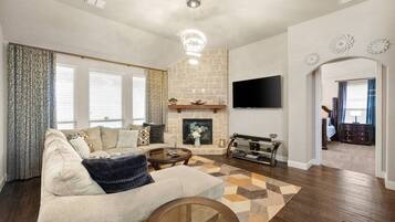 Smart TV, fireplace, table tennis, stereo