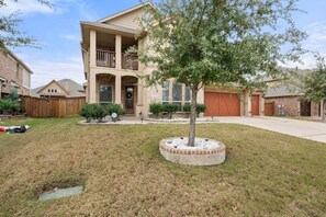 Exterior - New to Vrbo - Family Escape w/Basketball,Ping-Pong,MediaRm+More! (Grand Prairie)