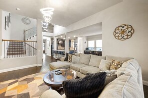 TV connectée, cheminée, table de tennis de table, chaîne hi-fi