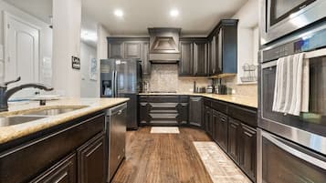 ثلاجة، ميكروويف، فرن، موقد طهي مسطح