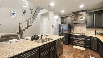 ثلاجة، ميكروويف، فرن، موقد طهي مسطح